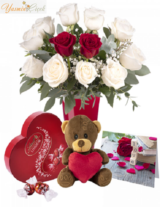 Sonsuz aşk: beyaz güller ve oyuncak ayı çikolata kutusu
